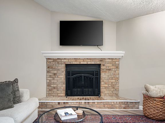 4th image of 5873 N Victoria Dr