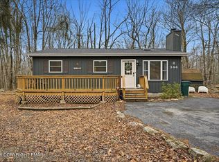 779 Country Place Dr, Tobyhanna, PA 18466