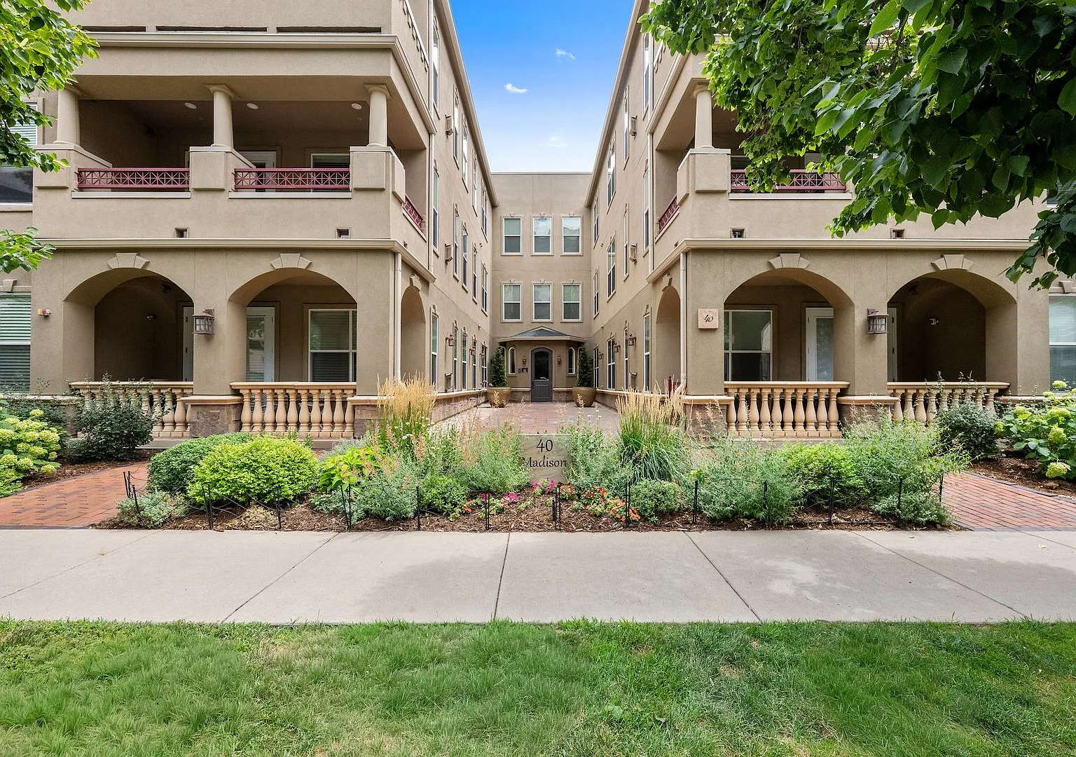 Gorgeous top-level condo in Cherry Creek! — Photo 1