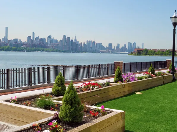 12 Main Street image 16 of 18