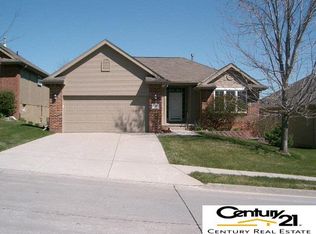 5002 Fountain Dr, Papillion, NE 68133
