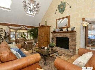 88 Sagebrush Ln, Islandia, NY 11749