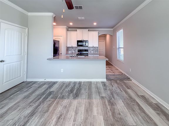 5th image of 328 Callaghan Dr