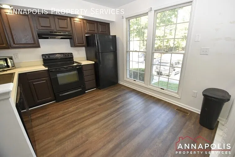 2110 commissary circle — Photo 2