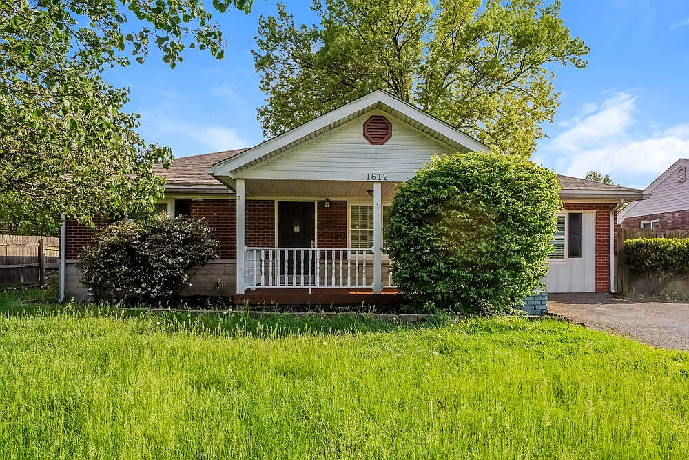 3 bed, 1.0 bath, 1425 sqft, $1,690 — Photo 1