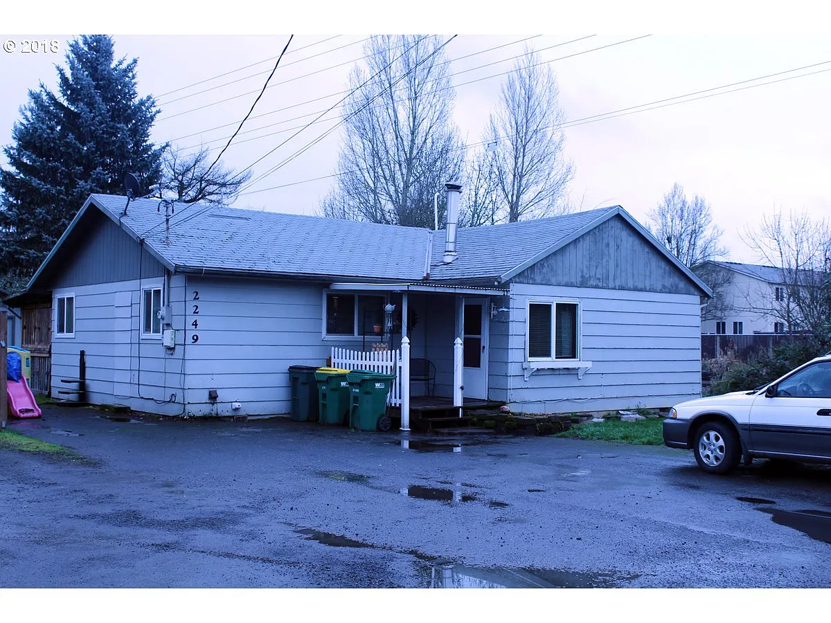 2249 Hawthorne St photo 1