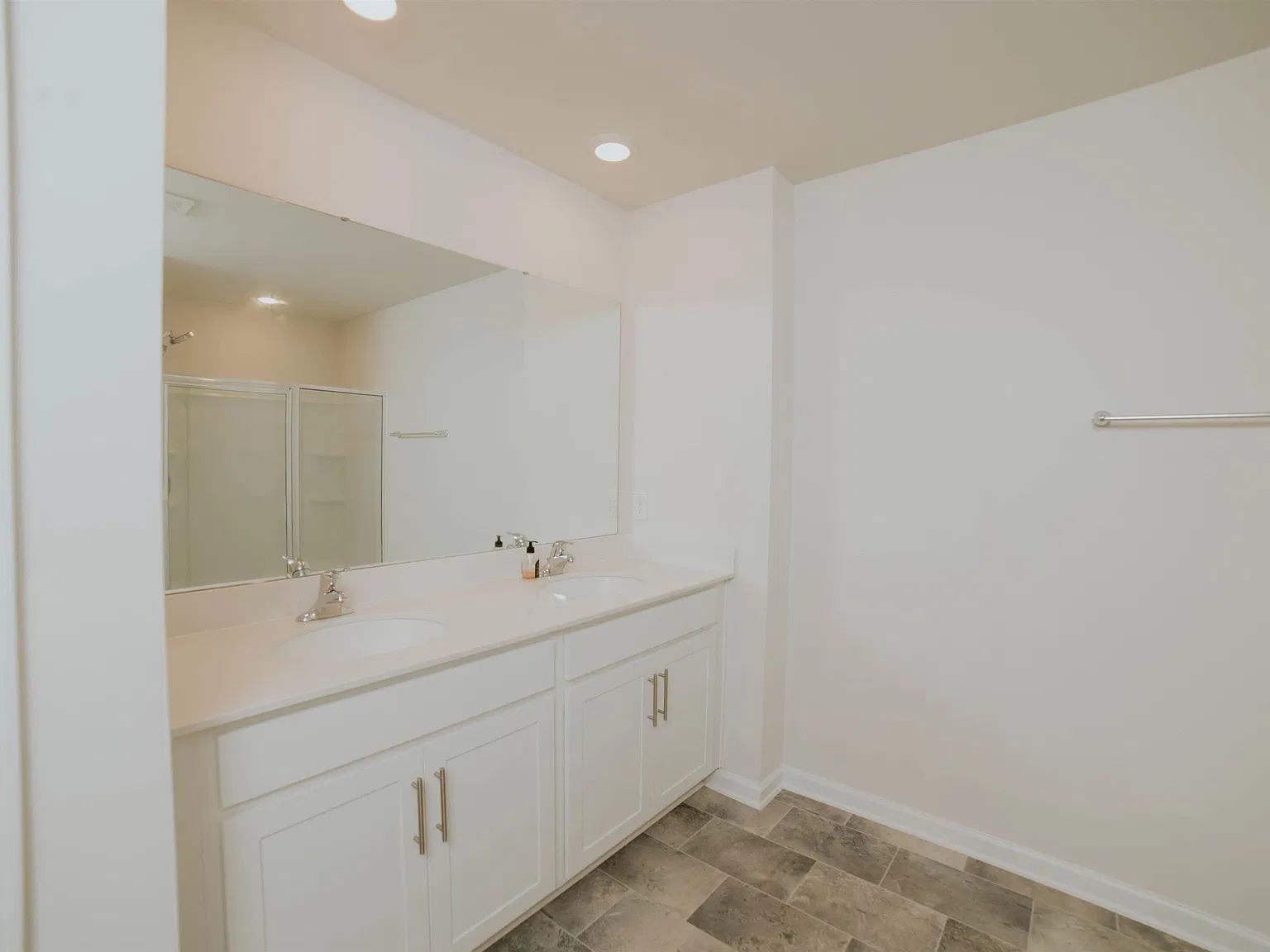 5 bed, 2368 sqft, $2,250 — Photo 3