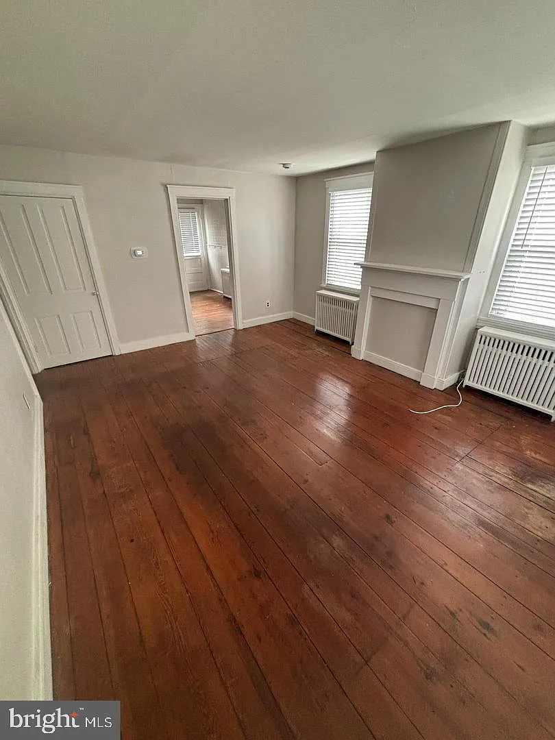 2 bed, 1.0 bath, 1833 sqft, $2,000 — Photo 2