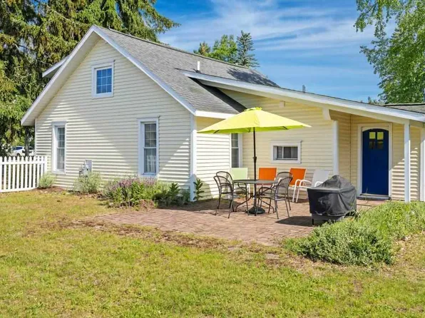 886 N Traverse St, Harbor Springs, MI 49740
