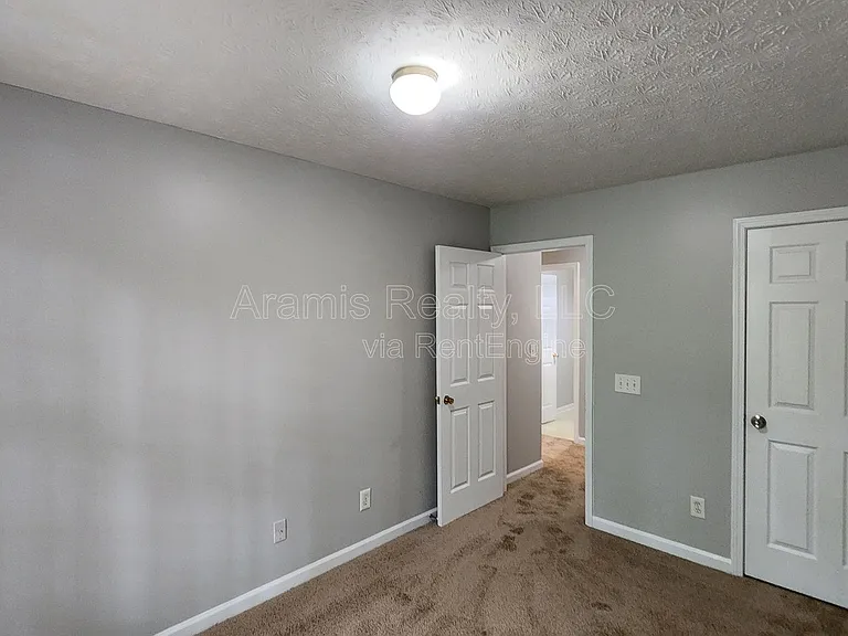 5749 Strathmoor Manor Cir — Photo 7