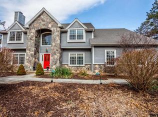 4021 Windsor Dr, Niskayuna, NY 12309