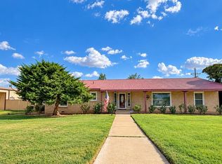 917 16th St, Seagraves, TX 79359