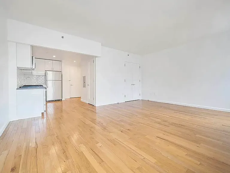 2211 3rd Ave #4P — Photo 2
