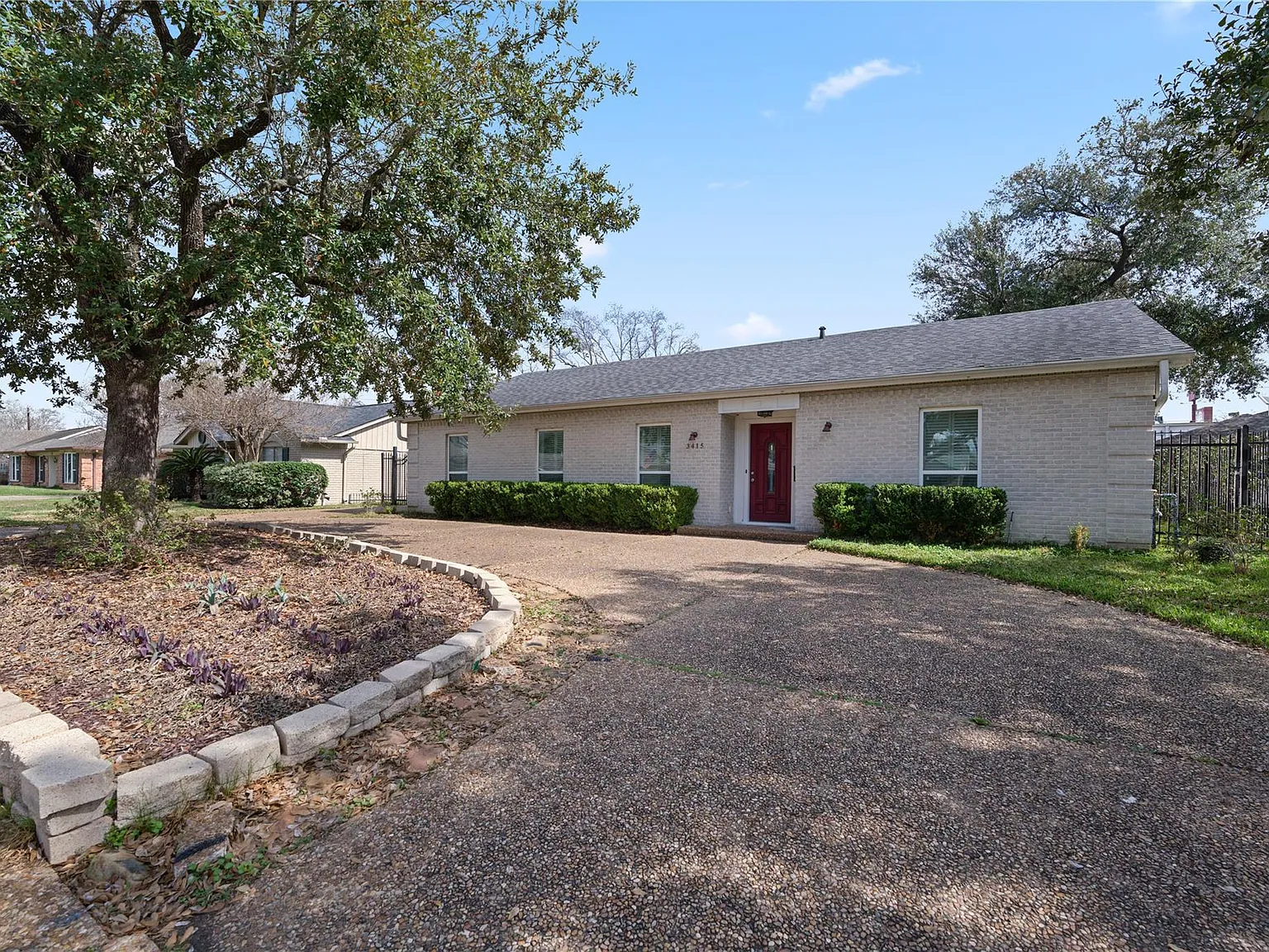 3 bed, 2.0 bath, 1899 sqft, $2,750 — Photo 2