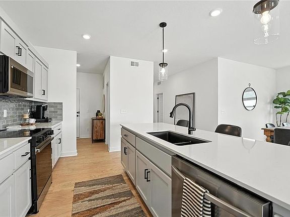 4th image of 10641 N Jefferson St