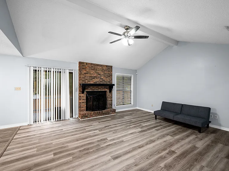 115 Donna Cir — Photo 2