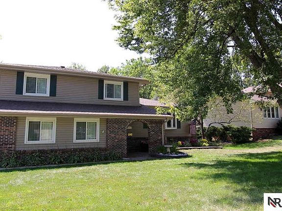 2nd image of 835 Crest Dr