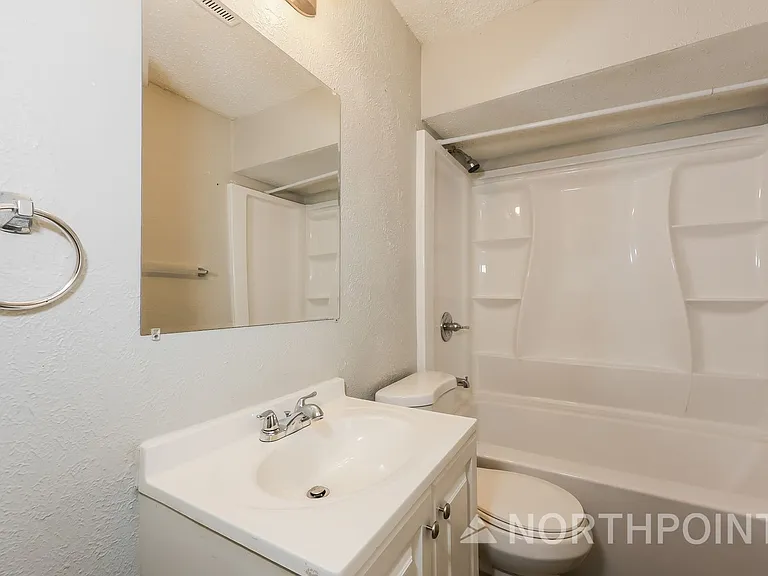 1238 Narcissus Ln — Photo 9