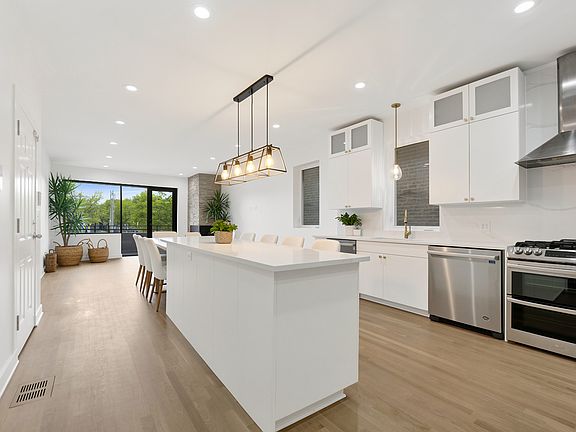 3rd image of 1445 W Grand Ave #1E
