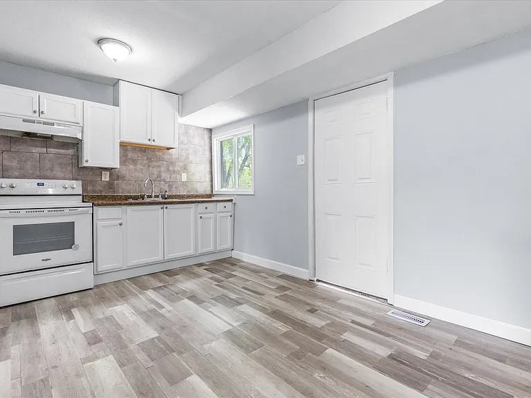 332 Banff Cir — Photo 9