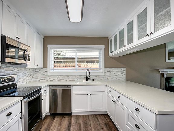 2nd image of 250 Mount Hood Ct