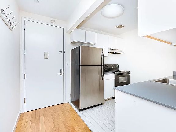 3rd image of 924 Metropolitan Ave APT 303