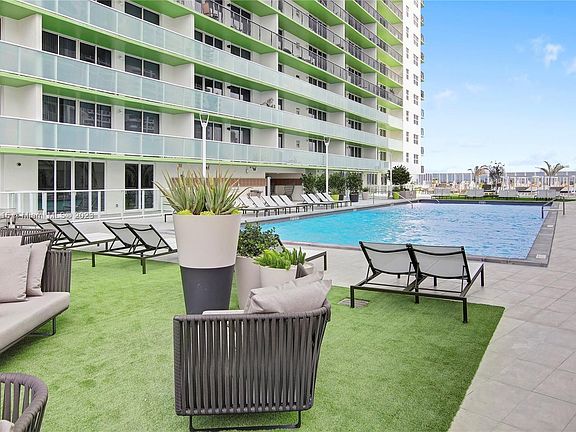 3rd image of 1800 N Bayshore Dr #9