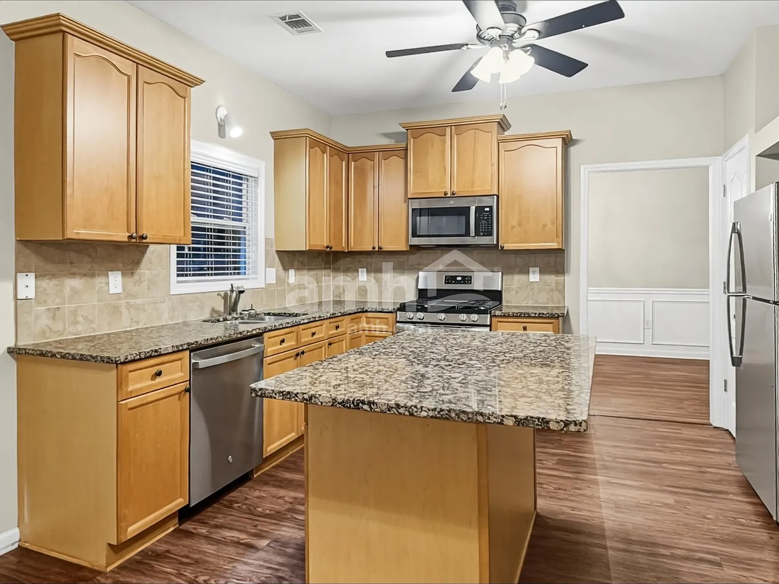 4 bed, 2.5 bath, 2416 sqft, $2,405 — Photo 3