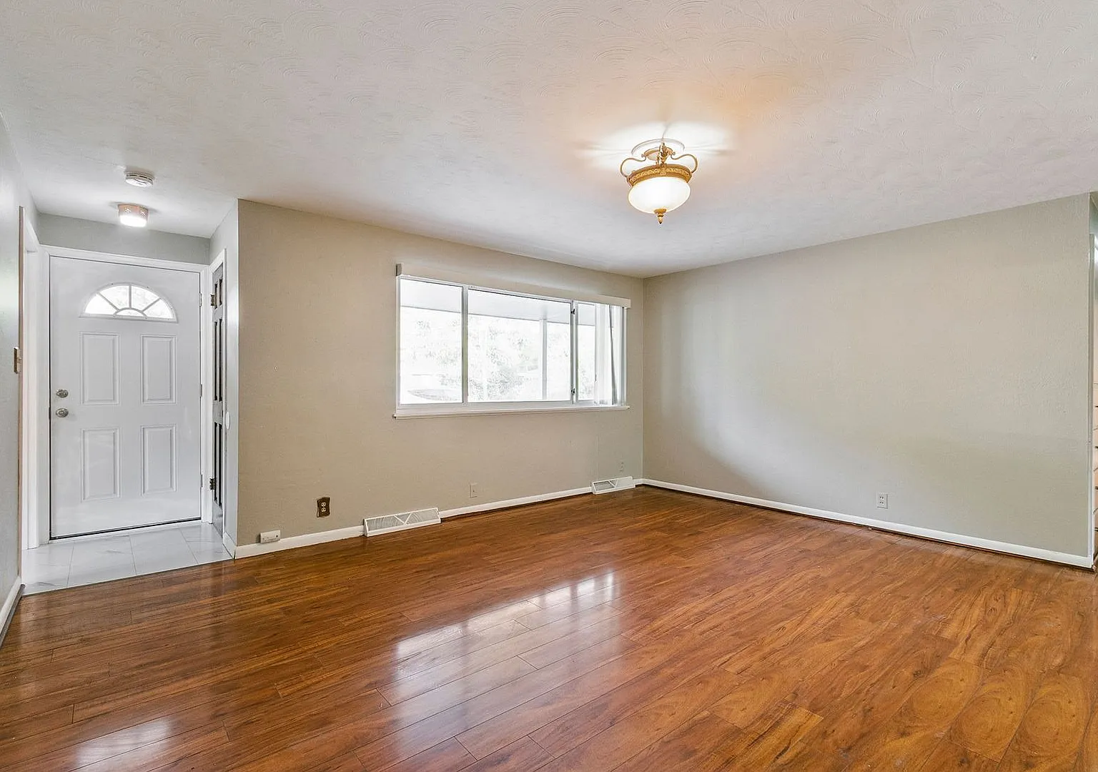 4 Bedroom 1 1/2 bath Home in Fort Collins — Photo 4