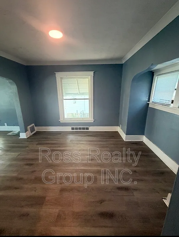3 bed, 1.0 bath, $1,000 — Photo 2