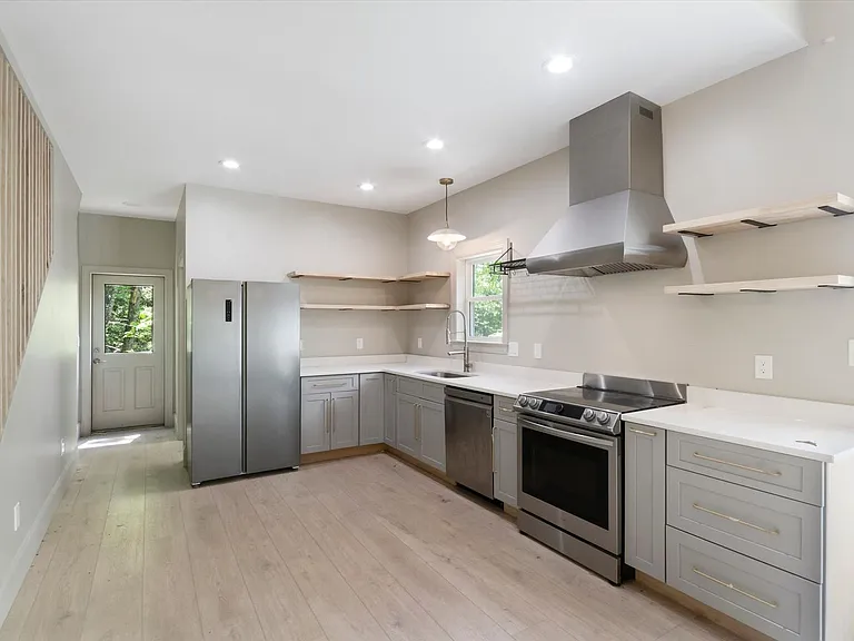 136 Blythe Rd — Photo 3
