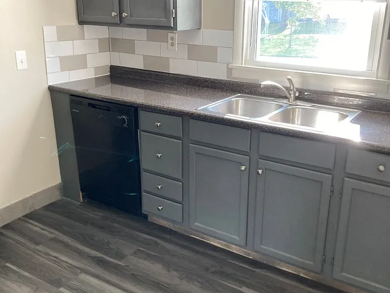 300 N Highland Ave — Photo 2