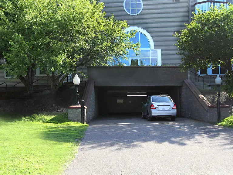 Claremont Apartments — Photo 12