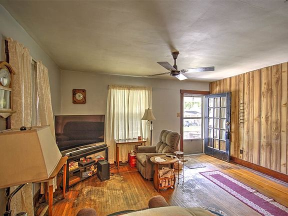 4th image of 1162 W King St
