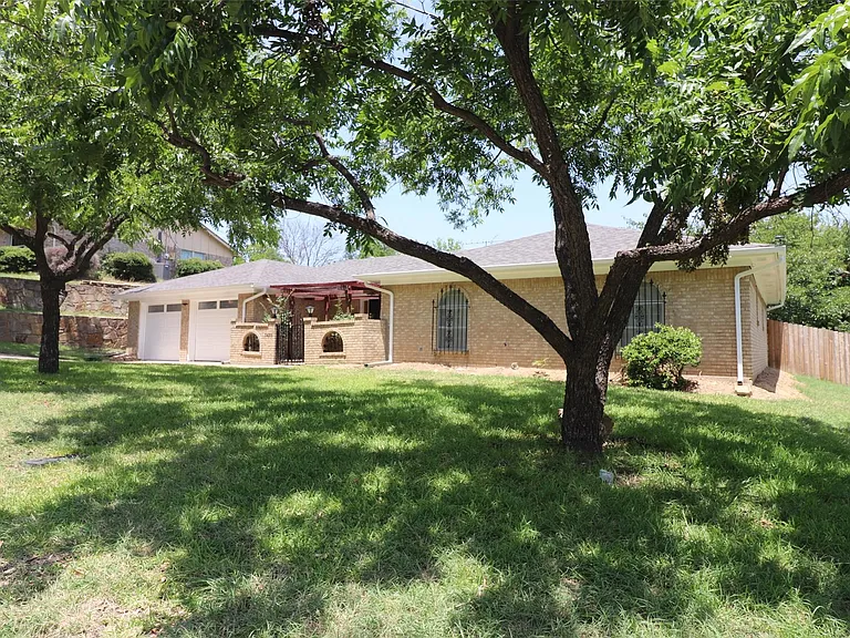 3420 Willowcrest Dr — Photo 2