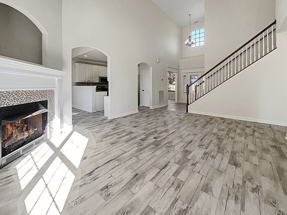 4th image of 613 Excalibur Ct