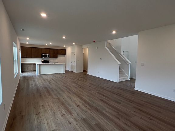 5th image of 7127 English Oak Dr