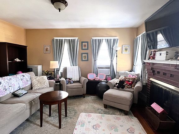 3rd image of 9 Hovey St Unit 2