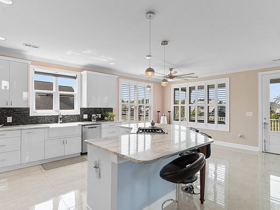 5th image of 338 Harbour View Dr.