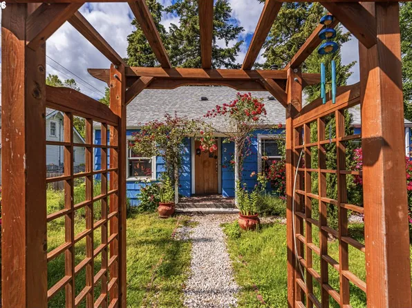 123 Elkay Dr, Eugene, OR 97404