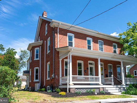 3rd image of 131 Jefferson St
