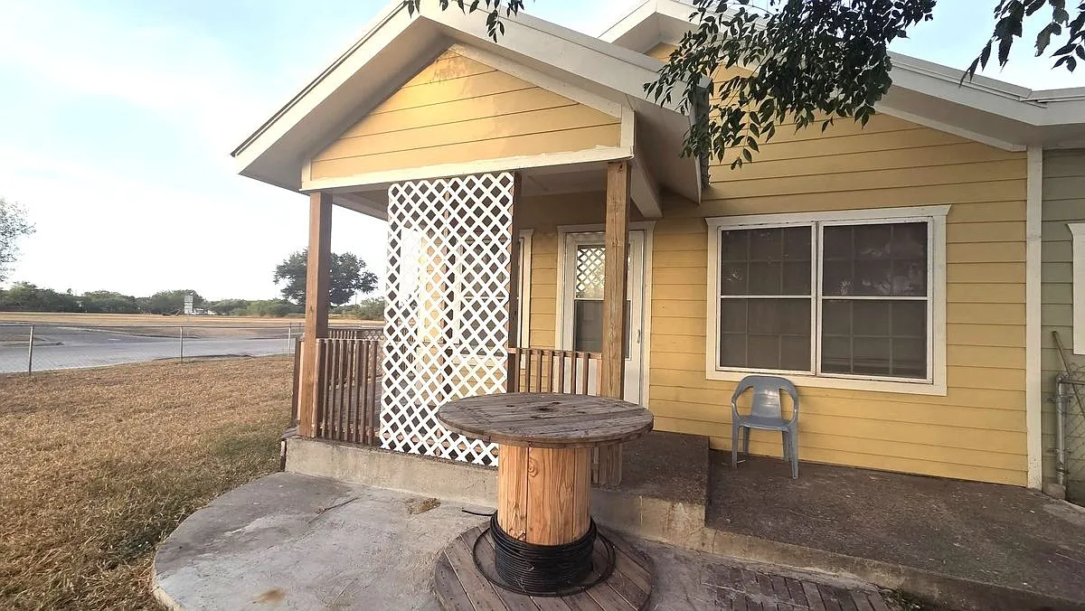 2 bed, 1.0 bath, 850 sqft, $900 — Photo 1