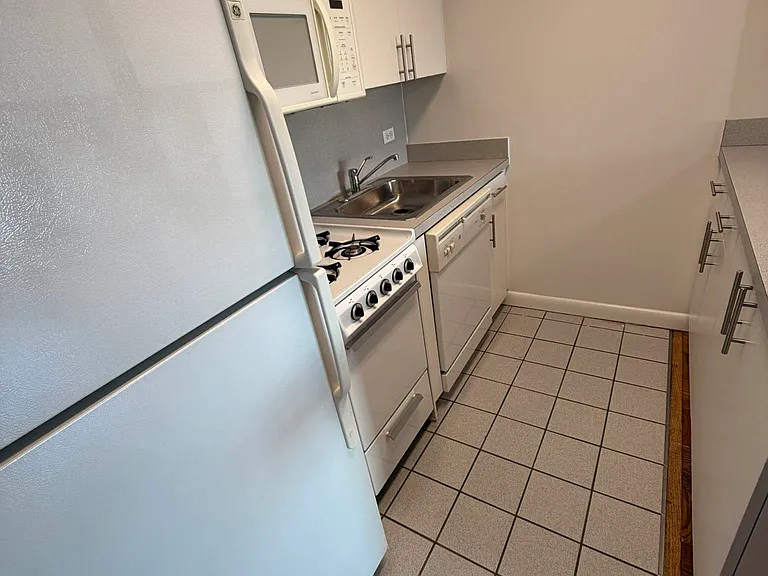 1470 1st Ave #8H — Photo 4