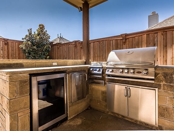 3rd image of 9785 Avalon Dr