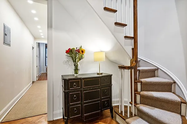 Rented by Luxian International Realty LLC | media 72