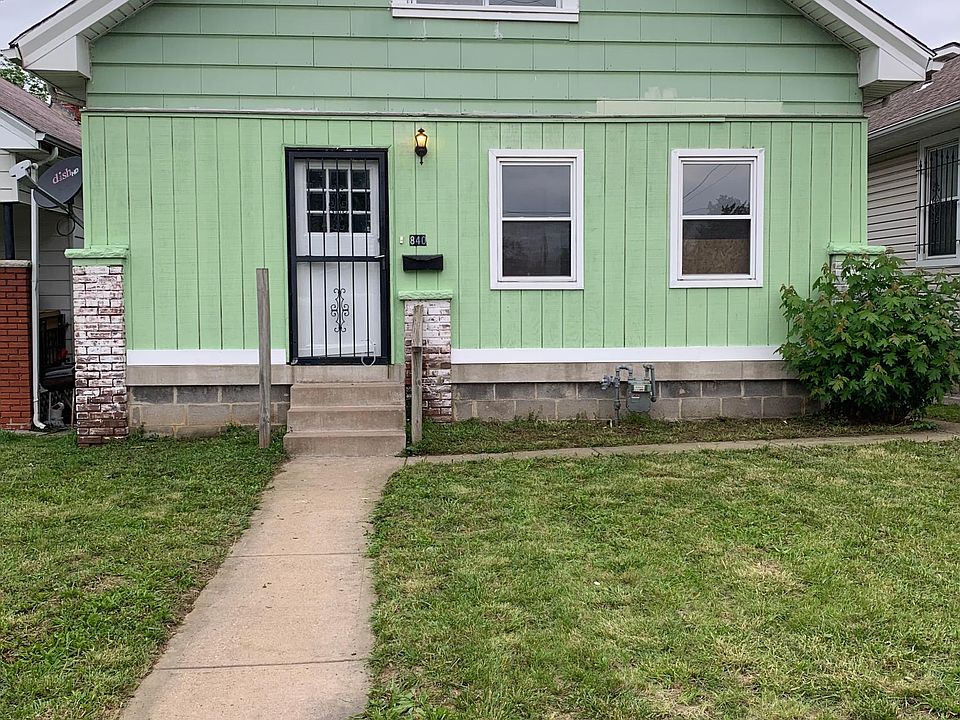 Cozy 2 bedroom with remodeled bathroom, kitchen and new carpet from best landlords in Kansas City.