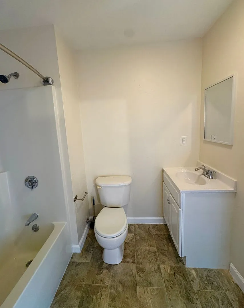 Peabody - Studio - Heat & Hot Water Included — Photo 4