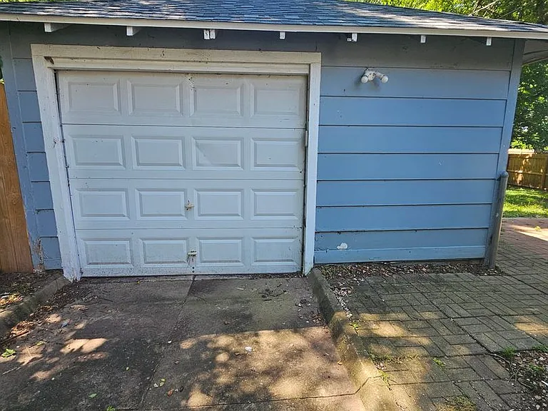 1030 W Scott St — Photo 15