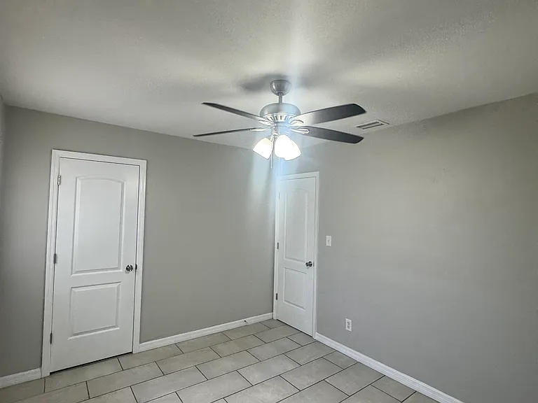 503 Tanglewood Dr — Photo 3
