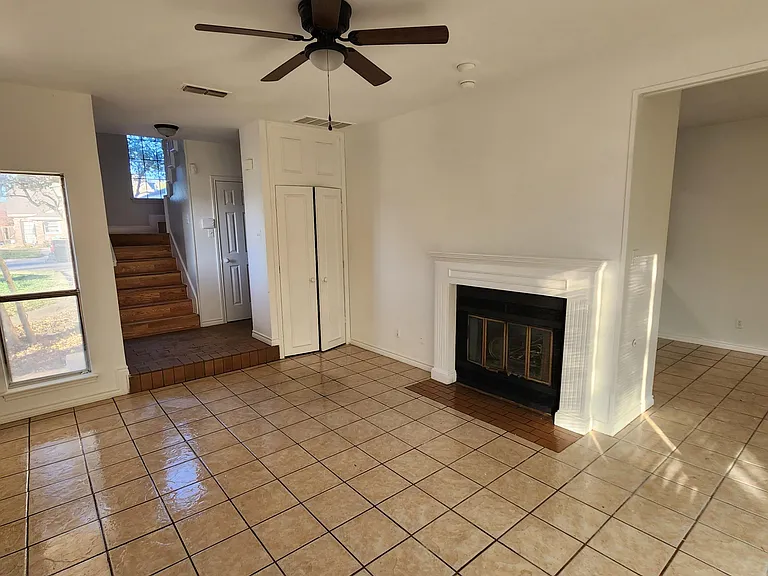 429 Benjamin St — Photo 4